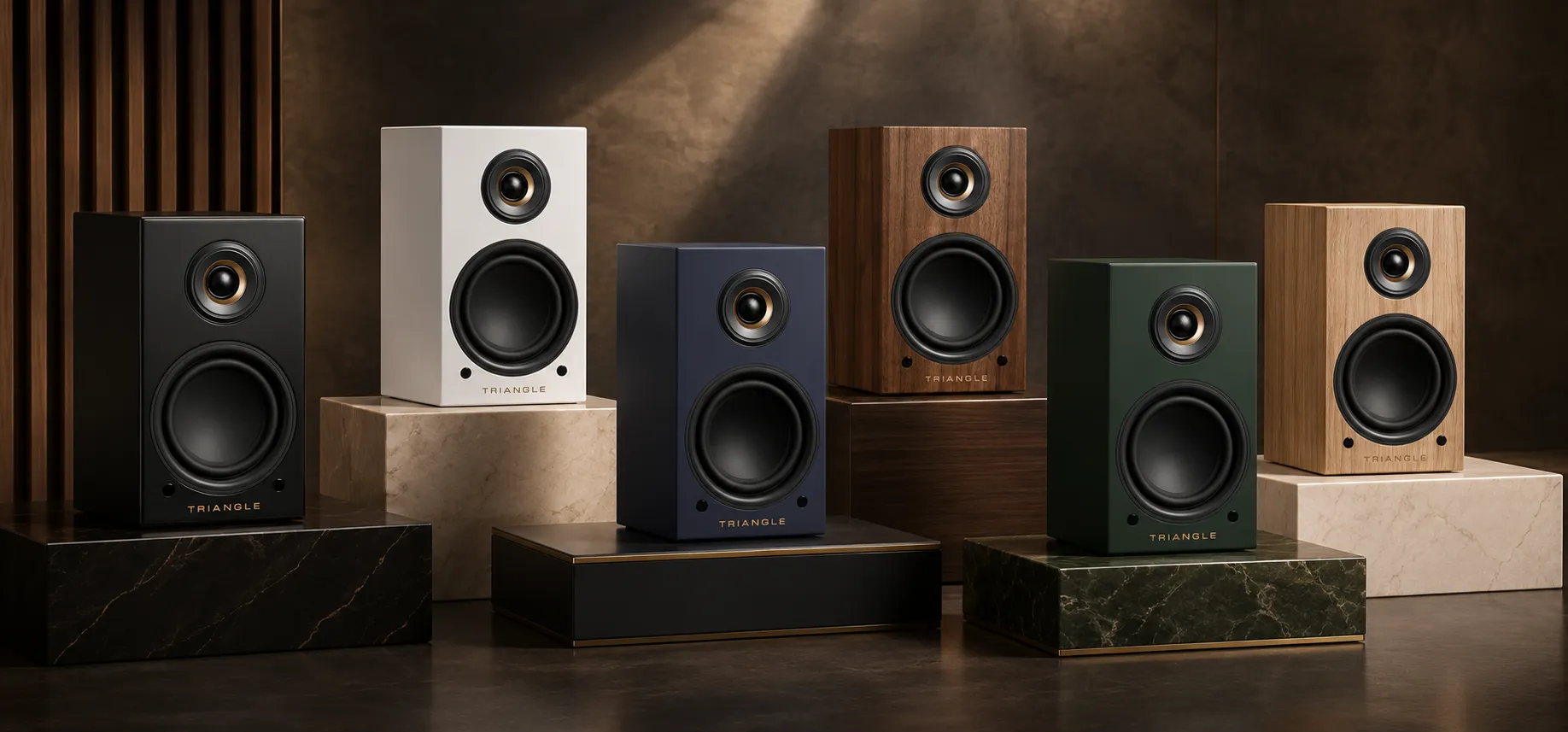 Caption: Triangle LN01A združuje Bluetooth aptX, vgrajen 2 × 50 W ojačevalnik, phono vhod za gramofon, optični vhod za TV in izhod za subwoofer.