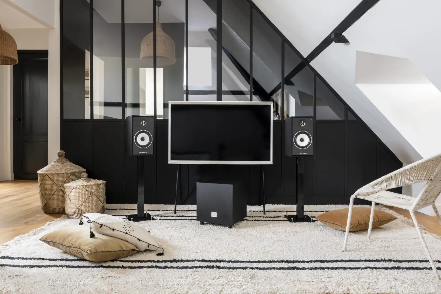 triangle_borea-connect_pictures_lifestyle_09_black-1536x1024 (1)