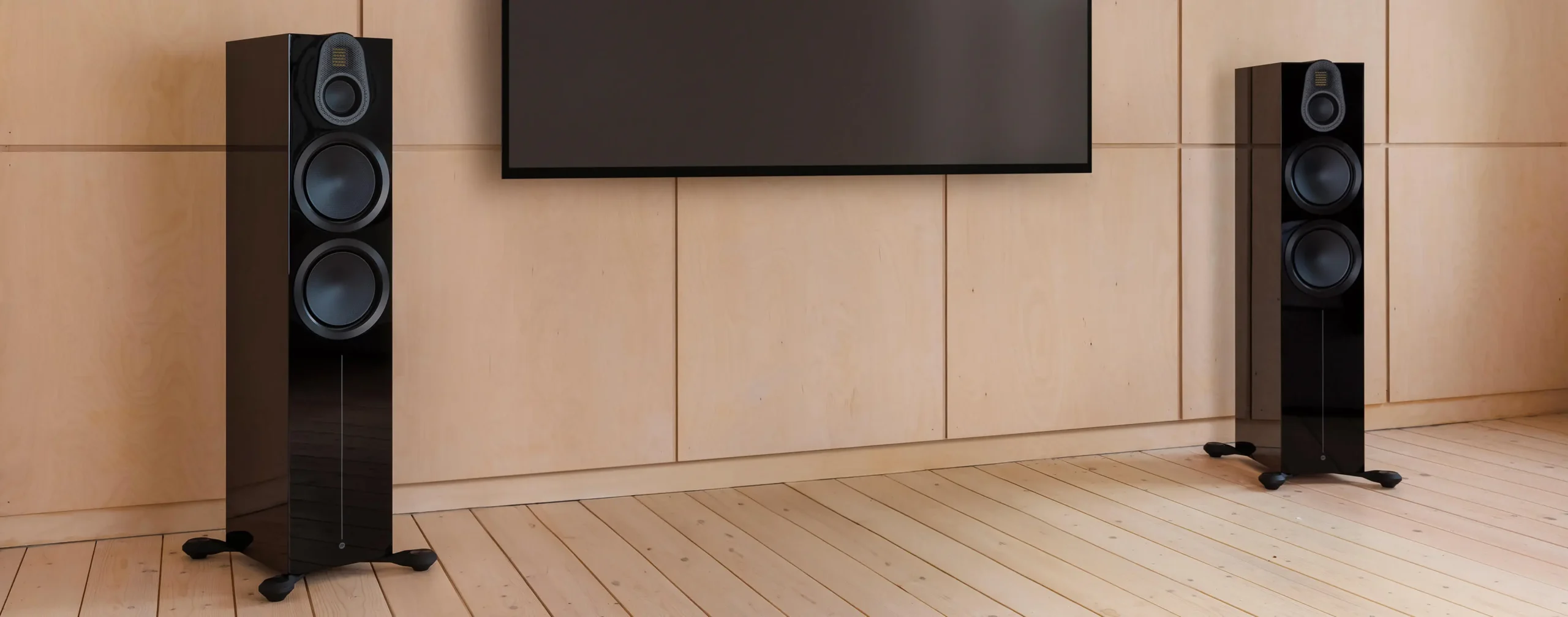 Monitor Audio Gold 500 6G sebuje najnovejši visokofrekvenčni pretvornik MPD III skupaj s 3-palčnim srednjim gonilnikom HDT, C-CAM in dvojnim 8-palčnim bas gonilnikom.