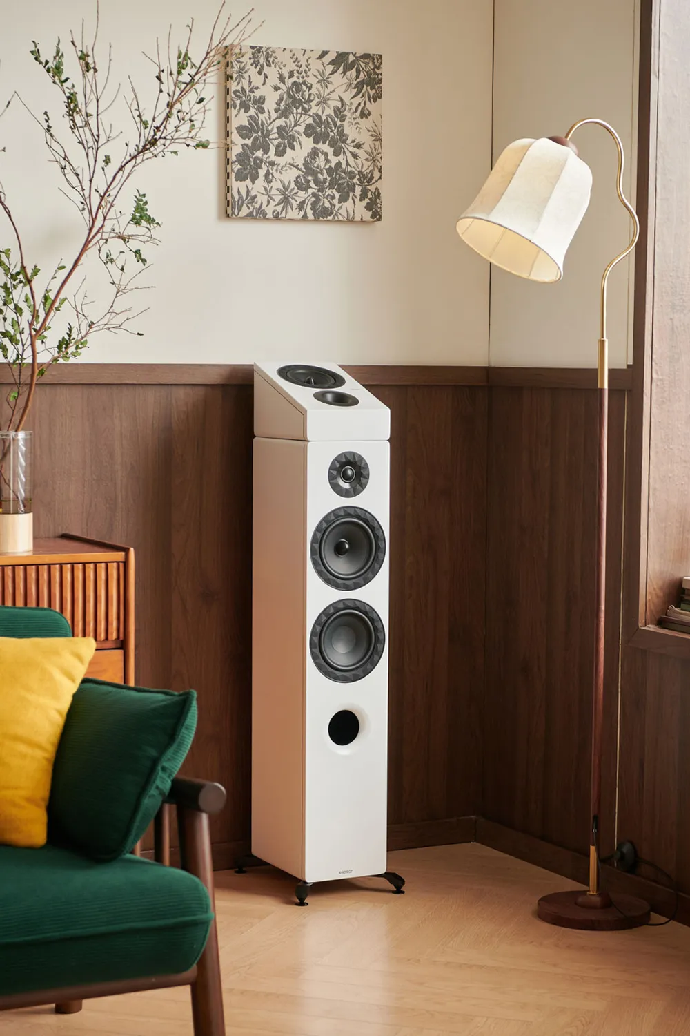 Elipson Prestige Facet II 6ATM je Dolby Atmos zvočnik za popolno 3D zvočno izkušnjo, idealen za stensko ali stolpno montažo v sodobnem domačem kinu.