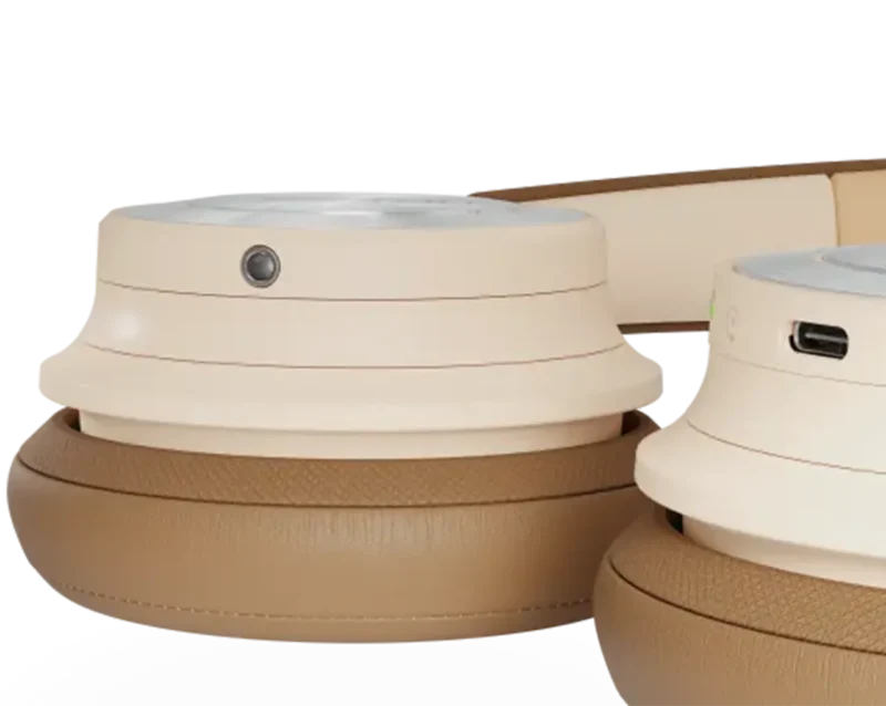 DALI IO-8 brezžične slušalke v elegantni beli barvi Caramel White z dolgo avtonomijo baterije