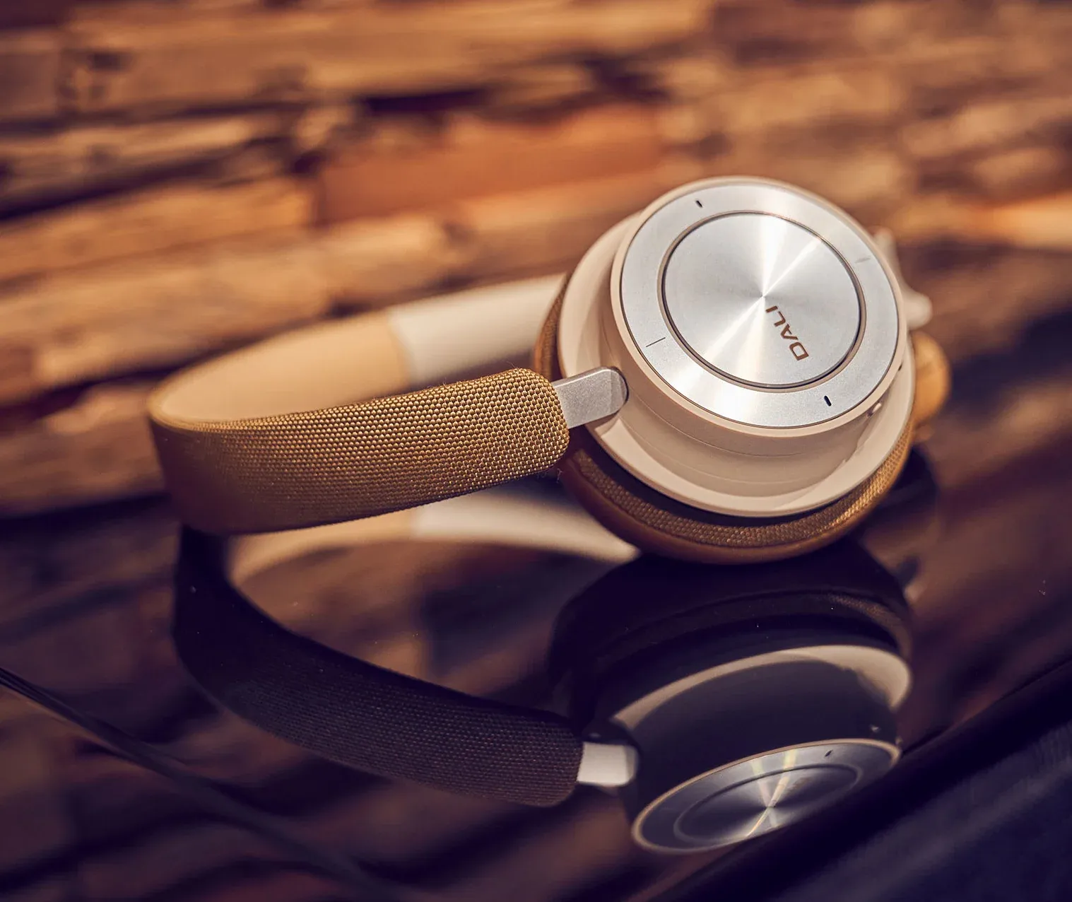 Detajl udobnih in kakovostno izdelanih ušesnih blazinic slušalk DALI IO-8