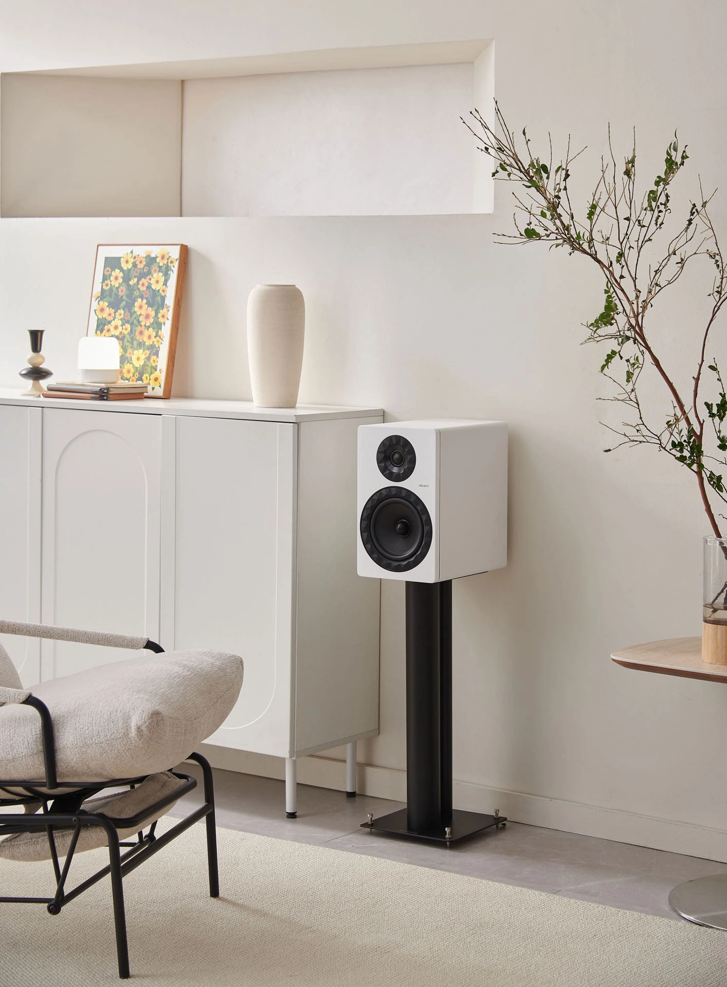 Elipson Prestige Facet II 8B – 2-sistemski knjižni zvočnik z 170 mm bas/srednjetonsko enoto v beli barvni različici.