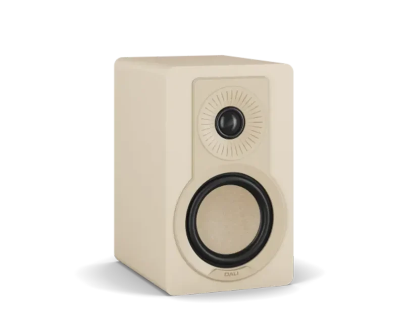 Kompaktni hi-fi zvočniki DALI KUPID v modernem skandinavskem dizajnu, primerni za police ali stensko montažo. Kompaktni hi-fi zvočniki DALI KUPID v modernem skandinavskem dizajnu, primerni za police ali stensko montažo.