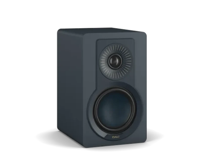 Kompaktni hi-fi zvočniki DALI KUPID v modernem skandinavskem dizajnu, primerni za police ali stensko montažo.