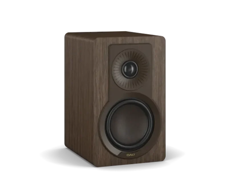 Kompaktni hi-fi zvočniki DALI KUPID v modernem skandinavskem dizajnu, primerni za police ali stensko montažo.