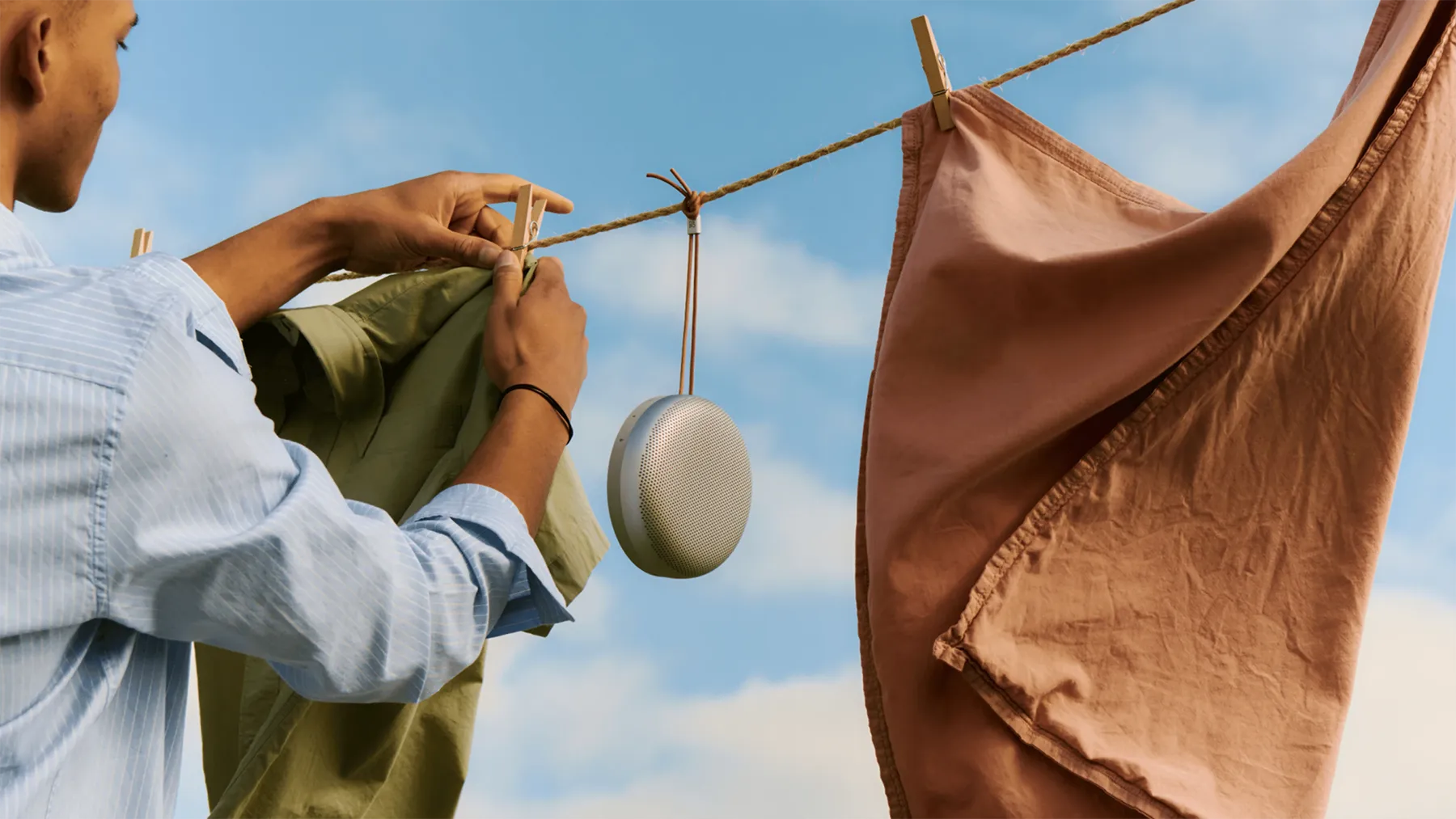 Beosound A1 3rd Gen je idealna izbira za ljubitelje glasbe, ki cenijo premium dizajn, mobilnost in kakovosten zvok.