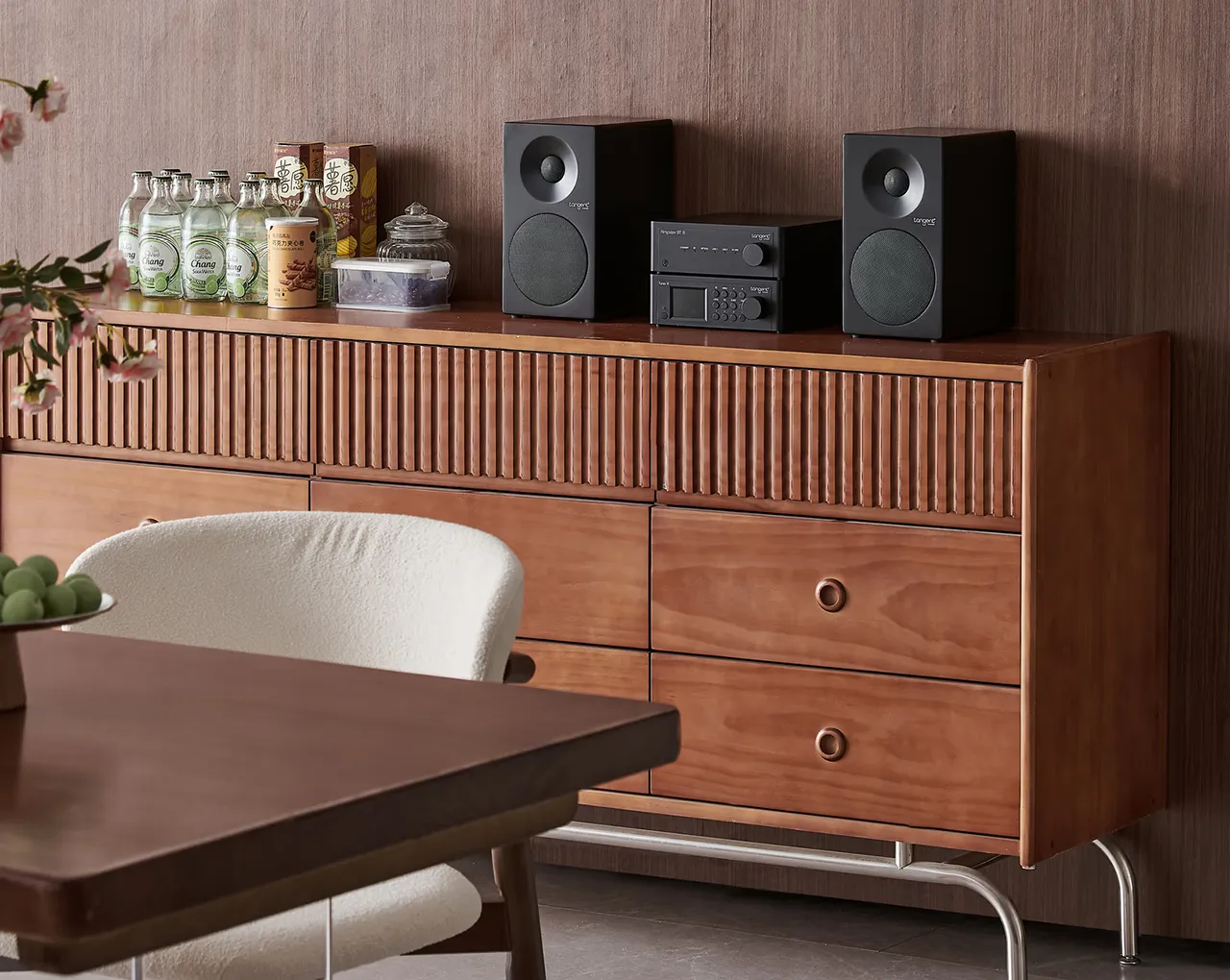 Tangent Tuner III je sodoben Hi-Fi radio tuner, ki združuje internetni radio, DAB+/DAB in FM sprejem v eni elegantni napravi.