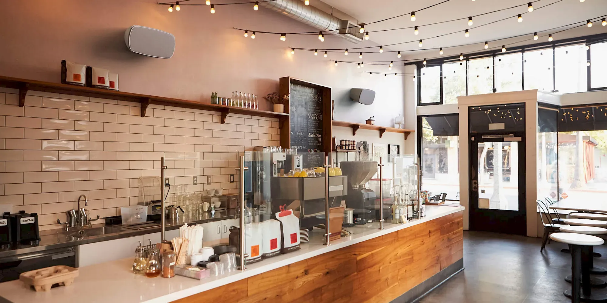 Zvočniki Monitor Audio iz serije Climate so zasnovani za kakovostno reprodukcijo zvoka v manjših prostorih, kjer klasični zvočniki niso primerni.