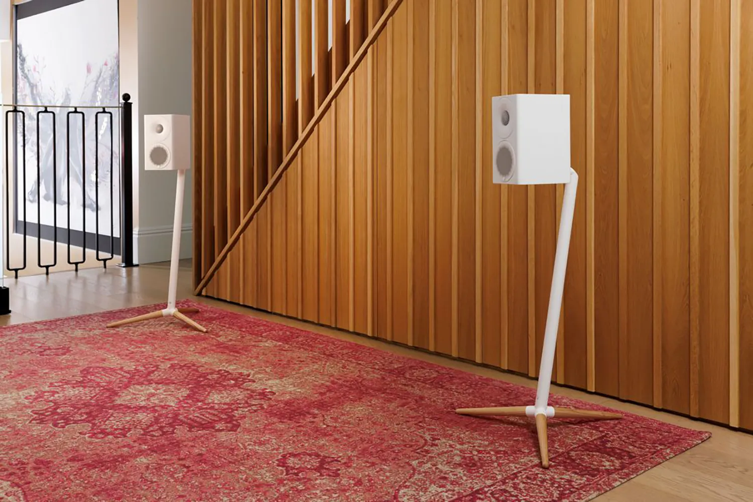 Monitor Audio Radius 3 4G na talnem stojalu