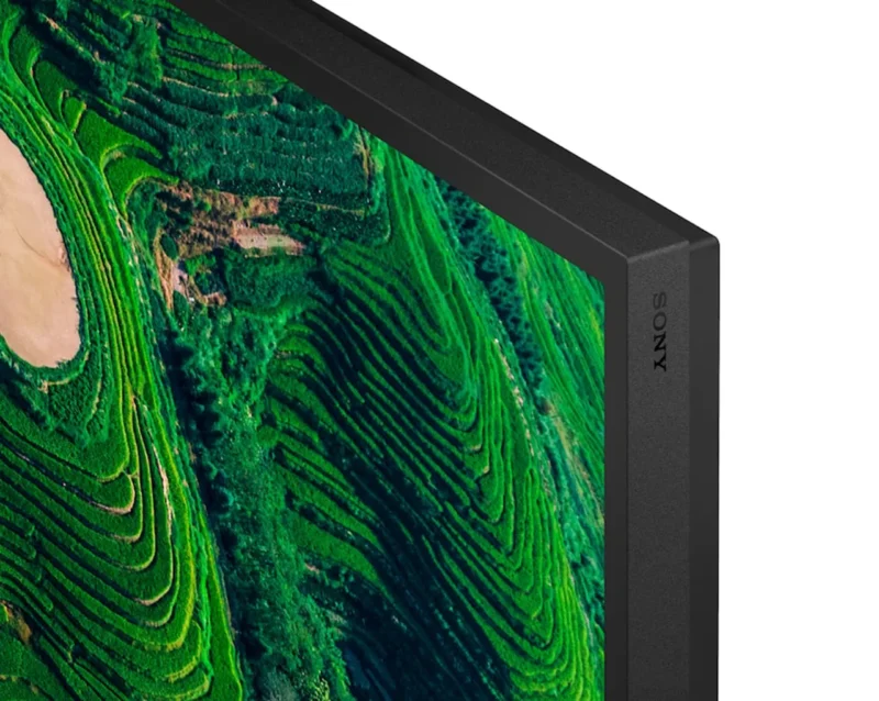 Profesionalni 4K HDR zaslon s svetilnostjo 500 nit, procesorjem XR, delovanjem 24/7 in zaščito pred prahom IP5X.